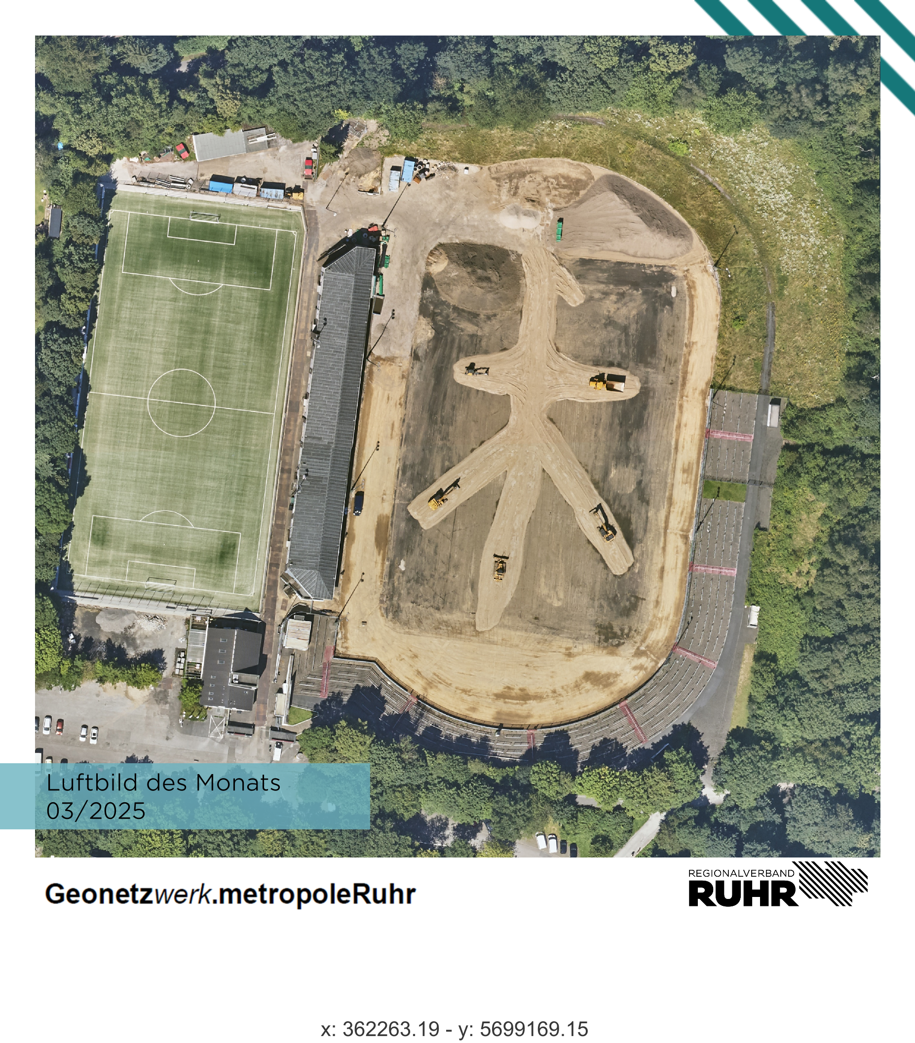 Modernisierung des Essener Uhlenkrugstadions, Sternförmig sind Bagger und anderes schweres Gerät auf der Fläche angeordnet.